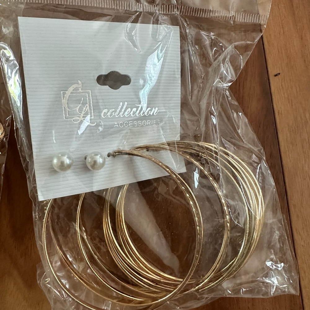 Large group of goldtone and silvertone hoop earrings - Picture 4 of 6